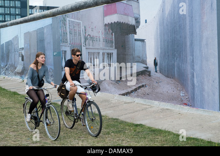 Exposition de photos par Kai Wiedenhofer intitulée sur le mur affiche sur mur de Berlin à l'East Side Gallery à Berlin Allemagne Banque D'Images