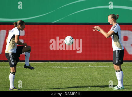 Joueurs de football nationale allemande Inka Grings (L) et Alexandra Popp sont illustrés au cours d'un entraînement de l'équipe nationale en Osnabrueck, Allemagne, 02 juin 2011. L'équipe fait face à l'Italie pour un match de football international le 03 juin 2011. Photo : Friso Gentsch Banque D'Images