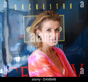 La violoniste Anne-Sophie Mutter pose devant une affiche lors d'un concert à New York, USA, 02 juin 2011. Le New York Times dit qu'elle est brillante et son public de célébrer ses concerts. Dans un entretien avec l'agence de presse allemande dpa, elle a parlé de la fierté de la scène musicale allemande, mais aussi de menaces pour la scène culturelle : Anne-Sophie Mutter offres changement au sein de aspects de th Banque D'Images