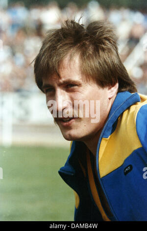 (Afp) - Un fichier photo en date du 29 juin 1986 montre discus thrower Juergen Schult de la RDA lors d'actitle la race qu'il a remporté avec 64.84m au Ernst-Abbe-Sportfeld à Jena, Allemagne. Schult atteint un nouveau record du monde du lancer du disque lors des qualifications pour l'Athlétisme à Neubrandenburg le 06 juin 1986 en Allemagne. Il se jeta avec 74.06m 2.22m plus loin que Banque D'Images