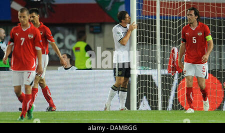 L'Allemagne Mario Gomez (C) embrasse le poteau de but après avoir marqué le 0:1 lors de l'Euro 2012 match de qualification du groupe A L'Autriche à l'Allemagne à le stade Ernst Happel à Vienne, Autriche, 03 juin 2011. Photo : Andreas Gebert dpa Banque D'Images