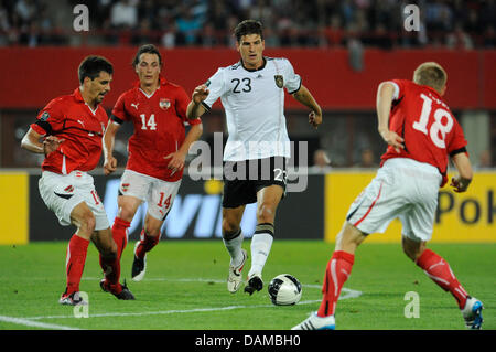 L'Allemagne Mario Gomez (2-R) et l'Autrichien Paul Scharner (l-r), Julian Baumgartlinger et Daniel Royer lutte pour la balle au cours de l'Euro 2012 match de qualification du groupe A L'Autriche à l'Allemagne à le stade Ernst Happel à Vienne, Autriche, 03 juin 2011. Photo : Andreas Gebert dpa Banque D'Images