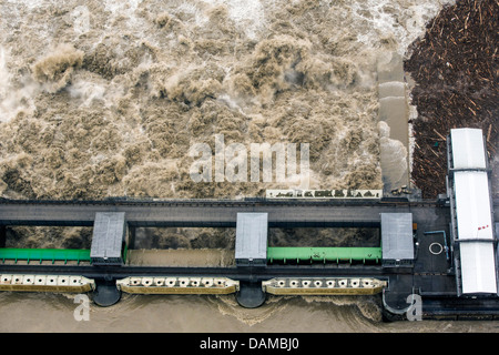 La centrale électrique de l'eau à la rivière Inn lors des inondations en juin 2013, l'Allemagne, la Bavière, le lac de Chiemsee, Kirchdorf-Simbach Banque D'Images