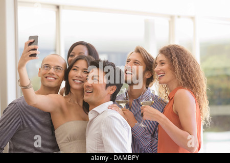 Les amis de prendre photo ensemble Banque D'Images