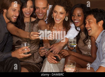 Les amis de prendre photo ensemble Banque D'Images