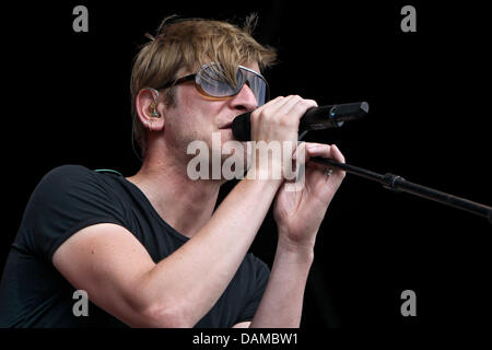 La chanteuse belge Ozark Henry effectue pendant la fête de la musique "Rock im Park" (rock dans le parc) à Nuremberg, Allemagne, 03 juin 2011. Des dizaines de milliers de fan de musique rock sont attendus au festival le 5 juin 2011. Photo : DANIEL KARMANN Banque D'Images