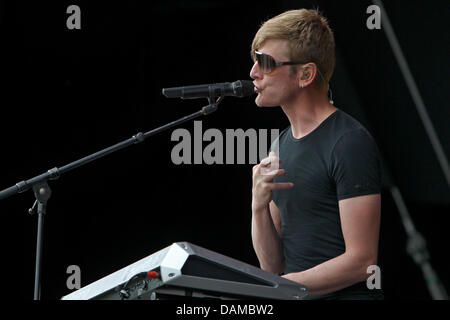 La chanteuse belge Ozark Henry effectue pendant la fête de la musique "Rock im Park" (rock dans le parc) à Nuremberg, Allemagne, 03 juin 2011. Des dizaines de milliers de fan de musique rock sont attendus au festival le 5 juin 2011. Photo : DANIEL KARMANN Banque D'Images