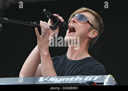 La chanteuse belge Ozark Henry effectue pendant la fête de la musique "Rock im Park" (rock dans le parc) à Nuremberg, Allemagne, 03 juin 2011. Des dizaines de milliers de fan de musique rock sont attendus au festival le 5 juin 2011. Photo : DANIEL KARMANN Banque D'Images