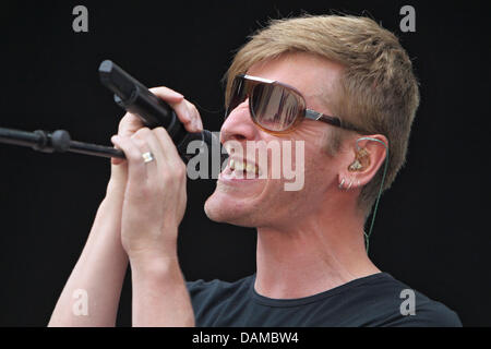 La chanteuse belge Ozark Henry effectue pendant la fête de la musique "Rock im Park" (rock dans le parc) à Nuremberg, Allemagne, 03 juin 2011. Des dizaines de milliers de fan de musique rock sont attendus au festival le 5 juin 2011. Photo : DANIEL KARMANN Banque D'Images