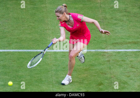 Ancien joueur de tennis de classe mondiale Steffi Graf de l'Allemagne de volée lors d'un match avec l'ancien français show world class tennis player Leconte au cours de la Gerry Weber Open à Halle, Allemagne, 04 juin 2011. Ils ont gagné le match contre Goerges double de l'Allemagne et Kafelnikov de Russie. Photo : Bernd Thissen Banque D'Images