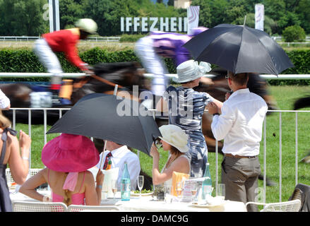 Un groupe de cavaliers arrivent à la ligne d'arrivée à la piste de course de chevaux Iffezheim sur le dernier jour de la soi-disant Réunion d'Iffezheim, Allemagne, 05 juin 2011. Un point fort de la longue course de six jours réunion est le Grand Prix de Baden. Photo : Uli Deck Banque D'Images