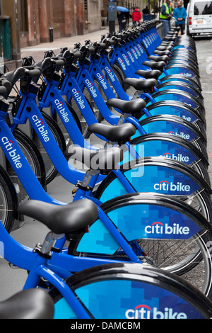 Vélos bleus à louer à New York City Banque D'Images