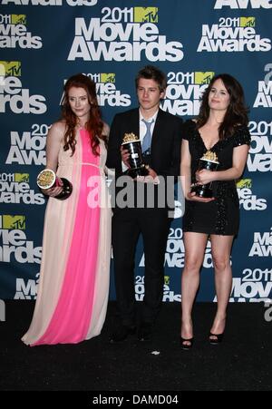 Meilleur Film Award pour "La Saga Twilight : Eclipse' acteurs gagnante Bryce Dallas Howard (l-r), Xavier Samuel et Elizabeth Reaser pose dans la presse photo prix de la MTV Movie Awards à Universal Studio Gibson Amphitheatre à Universal City/Los Angeles, USA, le 05 juin 2011. Photo : Hubert Boesl Banque D'Images