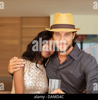 Couple hugging indoors Banque D'Images