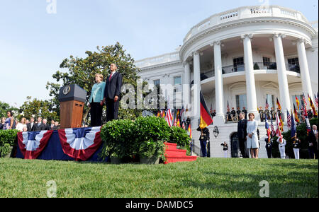 Le président américain Barack Obama rencontre la chancelière allemande Angela Merkel avec honneurs militaires à la Maison Blanche, à Washington, D.C., USA, 7 juin 2011. Merkel est sur un-deux jours de visite aux États-Unis. Photo : Rainer Jensen Banque D'Images