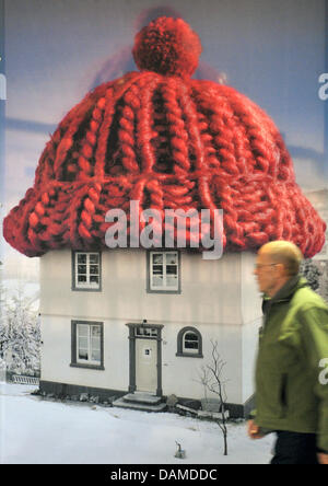 (Afp) - Un fichier photo datée du 27 octobre 2009 d'un homme marchant par une photo d'une maison avec un chapeau à Leipzig, en Allemagne. L'image est une publicité pour l'isolation de chaleur. Un grand nombre des 39 millions de locataires pourraient avoir à dépenser davantage en raison de la tour dans les politiques de l'énergie. Rénovations de bâtiment est au cœur de l'emballage mis de l'avant par le gouvernement. Le commerce sera donc la winne Banque D'Images