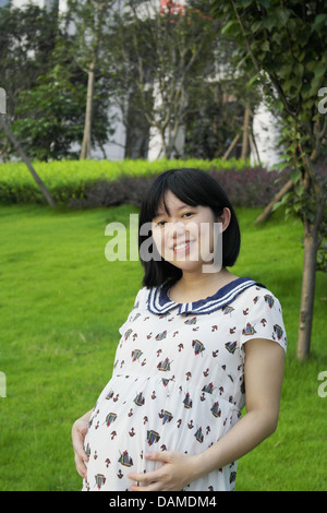 Une belle enceinte Asian woman outdoor Banque D'Images