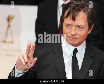 (Dossier) une archive photo datée du 05 février 2011 montre Hollywood star Michael J. Fox arrivant à la caméra d'or Awards à Berlin, Allemagne. Fox était seulement 29 ans lorsqu'il atteint de la maladie de Parkinson. Le 09 juillet 2011, l'acteur, activiste et père de quatre à 50 ans. Photo : Jens Kalaene Banque D'Images