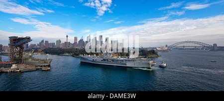 Le navire d'assaut amphibie USS Blue Ridge de la base navale de l'île jardin approches 13 juillet 2013 à Sydney, Australie. Banque D'Images