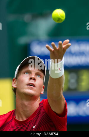 Le joueur de tennis tchèque Tomas Berdych sert lors de son deuxième tour contre Hernych République tchèque à l'ATP Tennis Tour à Halle (Westphalie), Allemagne, 08 juin 2011. Photo : BERND THISSEN Banque D'Images