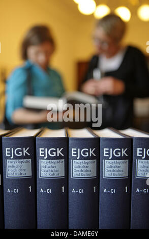 Deux femmes passent par un volume f l'encyclopédie de l'histoire juive et de la Culture à Leipzig, Allemagne, le 8 juin 2011. Toi encyclopédie a été publiée par l'Académie des Sciences de Leipzig le jour même. Ober 500 scientifiques internationaux a travaillé sur l'Encyclopédie canadienne volume 7. Il fait partie du programme scientifique européen 'traditions' à l'Académie saxonne. Le premier volume a 600 pages. Pho Banque D'Images