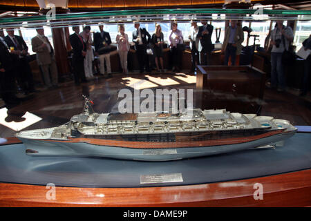 Un modèle du "Queen Elizabeth II" fait de l'argent véritable est vu dans le yacht club à bord du paquebot de luxe "Queen Elizabeth" à Luebeck, Allemagne, 04 juin 2011. Le navire de croisière, baptisé par la reine, célèbre sa première allemande dans le port et Luebeck-Travemuende avec une longueur de 294 mètres, c'est le plus long navire de croisière jamais de naviguer dans l'embouchure de la rivière Trave. L Banque D'Images