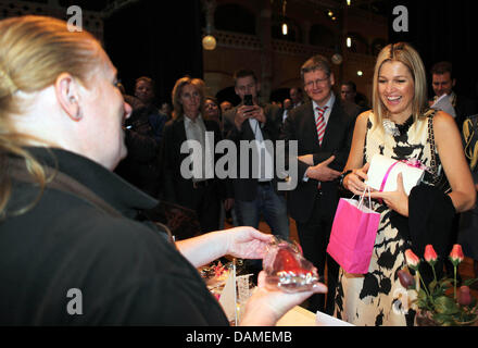 La princesse maxima des Pays-Bas (R) assiste à la conférence du Réseau européen de la Microfinance (REM) dans le Beurs van Berlage à Amsterdam, Pays-Bas, 9 juin 2011. Le rem est l'Organisation européenne pour la microfinance pour banquiers, les décideurs, les investisseurs et les représentants de la Commission européenne. Photo : Albert Nieboer (Pays-Bas) Banque D'Images