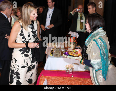 La princesse maxima des Pays-Bas (L) assiste à la conférence du Réseau européen de la Microfinance (REM) dans le Beurs van Berlage à Amsterdam, Pays-Bas, 9 juin 2011. Le rem est l'Organisation européenne pour la microfinance pour banquiers, les décideurs, les investisseurs et les représentants de la Commission européenne. Photo : Albert Nieboer (Pays-Bas) Banque D'Images