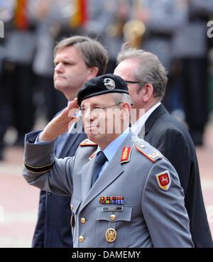 Le ministre de l'intérieur de Basse-saxe Uwe Schuenemann (derrière), président de la partie inférieure du parlement Saxon Hermann Dinkler (C) et Bernd Général (Schuett avant) prendre part à une cérémonie d'appel des forces armées allemandes avant leur départ pour l'Afghanistan, le Burgtheater à Munster, Allemagne, 09 juin 2011. Les premiers contingents sont à déménager à l'Hindu Kush à la fin de juin. Photo : Banque D'Images