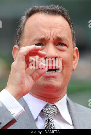 L'acteur américain Tom Hanks arrive à la première du film "Larry Crowne" au Cinestar cinema sur la Potsdamer Platz à Berlin, Allemagne, 09 juin 2011. L'animation apparaît dans les salles allemandes le 30 juin 2011. Photo : Jens Kalaene Banque D'Images