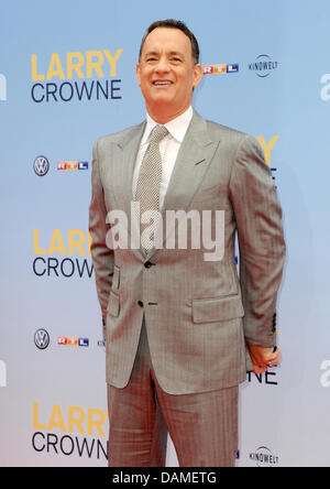 L'acteur américain Tom Hanks arrive à la première du film "Larry Crowne" au Cinestar cinema sur la Potsdamer Platz à Berlin, Allemagne, 09 juin 2011. L'animation apparaît dans les salles allemandes le 30 juin 2011. Photo : Jens Kalaene Banque D'Images