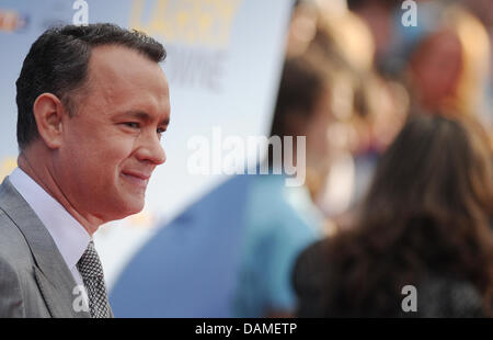 L'acteur américain Tom Hanks arrive à la première du film "Larry Crowne" au Cinestar cinema sur la Potsdamer Platz à Berlin, Allemagne, 09 juin 2011. L'animation apparaît dans les salles allemandes le 30 juin 2011. Photo : Jens Kalaene Banque D'Images