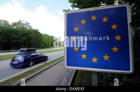 Voitures passent la frontière germano-danoise entre Flensburg et Krusa au Danemark, Allemagne, 10 juin 2011. Manifestations contre les contrôles frontaliers prévues ont eu un impact : D'après un porte-parole de l'opposition parlementaire, l'autorisation de fonds pour les contrôles aux frontières ne s'est pas faite à la commission des finances à Copenhague. Photo : Carsten Rehder Banque D'Images