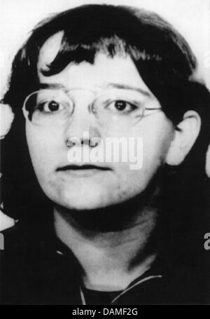 (Dossier) Une photo d'archives non datée montre un mug shot de terroristes de la RAF Birgit Hogefeld. Condamné à vie à cause de meurtres multiples, le terroriste de la RAF seront en probation dans les prochaines semaines après avoir servi 18 ans, selon le tribunal régional supérieur de Francfort-sur-le-Main. Les 54 ans a été arrêté à Bad Kleinen après une fusillade en juin 1993. Photo : AFP Banque D'Images