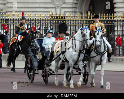 Anne de la Grande-Bretagne la Princesse Royale monte un cheval derrière le chariot avec la reine Elizabeth II et le Prince Philip durant la parade la cérémonie de couleur à l'extérieur de Buckingham Palace à Londres, Grande-Bretagne, 11 juin 2011. La reine Elizabeth II, véritable anniversaire est le 21 avril , mais la parade du marques de couleur l'anniversaire officiel du monarque. Photo : Albert Nieboer (Pays-Bas) Banque D'Images