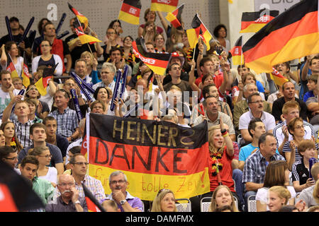 Fans de handball allemand Heiner Brand coach sortant remercie avec des bannières lors de la qualification du championnat de handball masculin match Allemagne contre la Lettonie à l'aréna à Trèves, Allemagne, 12 juin 2011. Entraîneur Fédéral Heiner Brand entraîne l'équipe nationale de handball pour la dernière fois. Photo : THOMAS FREY Banque D'Images