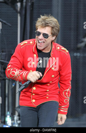 Groupe américain Bon Jovi avec le chanteur Jon Bon Jovi en prestation au Stade olympique de Munich, Allemagne, 12 juin 2011. Le concert peut être vu partout dans le monde grâce à la diffusion en direct. Photo : Felix Hoerhager Banque D'Images