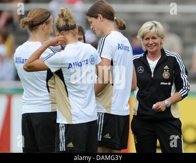 L'entraîneur-chef allemand Silvia Neid (R) se trouve à côté de joueurs Melanie Behringer, Babett Peter, Ulrike Ballweg et Kerstin Garefrekes (L-R) au cours de l'équipe nationale de soccer a pour pratique de Neu-Isenburg, Allemagne, 12 juin 2011. L'équipe se réunit pour les derniers préparatifs avant la Coupe du Monde qui débutera le 26 juin 2011. Le 16 juin, l'Allemagne jouera son dernier test match contre la Norvège à Mayence Banque D'Images