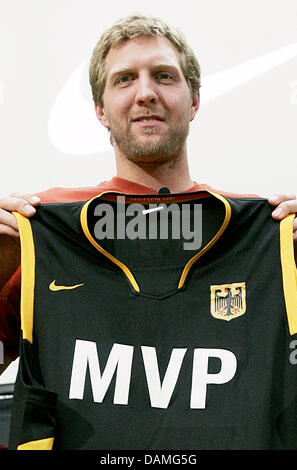 (Afp)- un fichier photo datée du 22 mai 2007 du joueur de basket-ball allemand Dirk Nowitzki tenant un shirt 'MVP' (joueur le plus utile) qui lui avait été donné par Nike lors d'une conférence de presse à Frankfurt am Main, Allemagne. Le 12 juin 2011, Dirk Nowitzki et les Mavericks de Dallas a remporté le titre NBA contre le Miami Heat. Photo : Frank May Banque D'Images