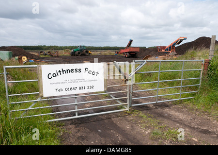 Panneau à l'entrée de la tourbe commerciale le creusement par Caithness la tourbe dans le nord de l'Écosse. Banque D'Images