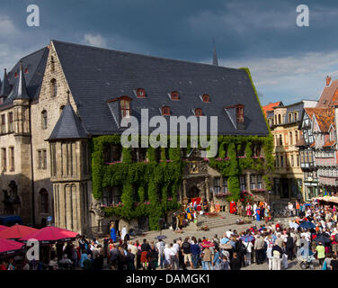 Touristes se mêlent en face de l'hôtel de ville sur la place du marché à Quedlinburg, Allemagne, 12 juin 2011. La vieille ville de Quedlinburg accueille plus de 1.200 bâtiments à pans de bois et a été un des sites du patrimoine culturel mondial par l'UNESCO depuis 1994.Photo : Jens Wolf Banque D'Images