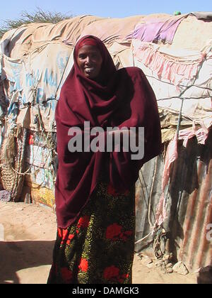 Sahra Hassan Nuur couvre son enfant pour le protéger du soleil dans un camp de réfugiés à Hargeisa, capitale de la République du Somaliland, 29 mars 2011. La mère de sept enfants se sent comme un étranger dans son propre pays : le 40-year-old woman seeked réfugié en Ethiopie à partir de la guerre civile somalienne, il y a neuf ans. Un grand nombre des 2,2 millions de réfugiés ont à faire face à la de l rou Banque D'Images