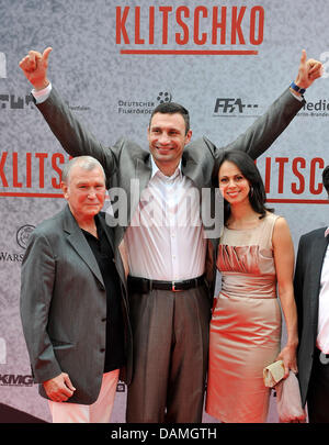 Entraîneur de boxe Fritz Sdunek (L), boxeur Vitali Klitschko et son épouse Natalia posent à l'arrivée pour le première du documentaire 'Klitschko" à Essen, Allemagne, 14 juin 2011. Le film traite de la boxing frères Klitschko et leurs expériences de vie. Le film s'ouvre dans les salles allemandes le 16 juin 2011. Photo : Henning Kaiser Banque D'Images