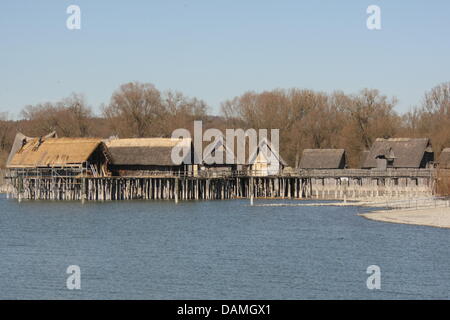 (Afp) un fichier photo en date du 06 mars 2008 présente le musée vivant du lac à Unteruhldingen, Allemagne. Le Comité du patrimoine mondial de l'intention de se réunir à Paris du 19 au 23 juin 2011. Quatre demandes de l'Allemagne ont été présentées dont l'une porte sur le lac l'habitation en Unteruhldingen. Photo : Patrick Seeger Banque D'Images