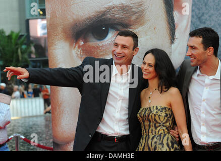 Les boxeurs poids lourd professionnel Vitali Klitschko (L-R), sa femme Natalia Klitschko et son frère Wladimir Klitschko arrivent pour la première du film 'Klitschko' au Cinestar cinéma à Potsdamer Platz, Berlin, GHermany, 15 juin 2011. Le film est d'être diffusé le 16 juin 2011. Photo : Jens Kalaene Banque D'Images