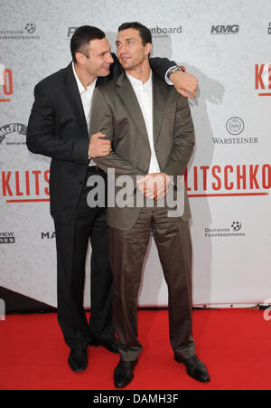 Les boxeurs poids lourd professionnel Vitali Klitschko (L) et son frère Wladimir Klitschko posent avant la première du film 'Klitschko' au Cinestar cinéma à Potsdamer Platz, Berlin, GHermany, 15 juin 2011. Le film est d'être diffusé le 16 juin 2011. Photo : Jens Kalaene Banque D'Images