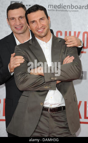 Les boxeurs poids lourd professionnel Vitali Klitschko (L) et son frère Wladimir Klitschko posent avant la première du film 'Klitschko' au Cinestar cinéma à Potsdamer Platz, Berlin, GHermany, 15 juin 2011. Le film est d'être diffusé le 16 juin 2011. Photo : Jens Kalaene Banque D'Images