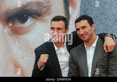 Les boxeurs poids lourd professionnel Vitali Klitschko (L) et son frère Wladimir Klitschko posent avant la première du film 'Klitschko' au Cinestar cinéma à Potsdamer Platz, Berlin, GHermany, 15 juin 2011. Le film est d'être diffusé le 16 juin 2011. Photo : Jens Kalaene Banque D'Images