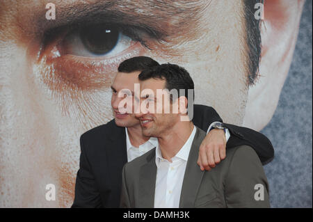 Les boxeurs poids lourd professionnel Vitali Klitschko (L) et son frère Wladimir Klitschko (R) arrivent pour la première du film 'Klitschko' au Cinestar cinéma à Potsdamer Platz, Berlin, GHermany, 15 juin 2011. Le film est d'être diffusé le 16 juin 2011. Photo : Joerg Carstensen Banque D'Images