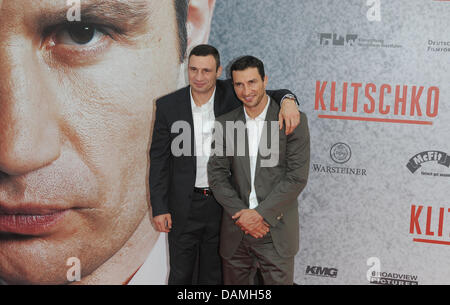 Les boxeurs poids lourd professionnel Vitali Klitschko (L) et son frère Wladimir Klitschko (R) arrivent pour la première du film 'Klitschko' au Cinestar cinéma à Potsdamer Platz, Berlin, GHermany, 15 juin 2011. Le film est d'être diffusé le 16 juin 2011. Photo : Joerg Carstensen Banque D'Images